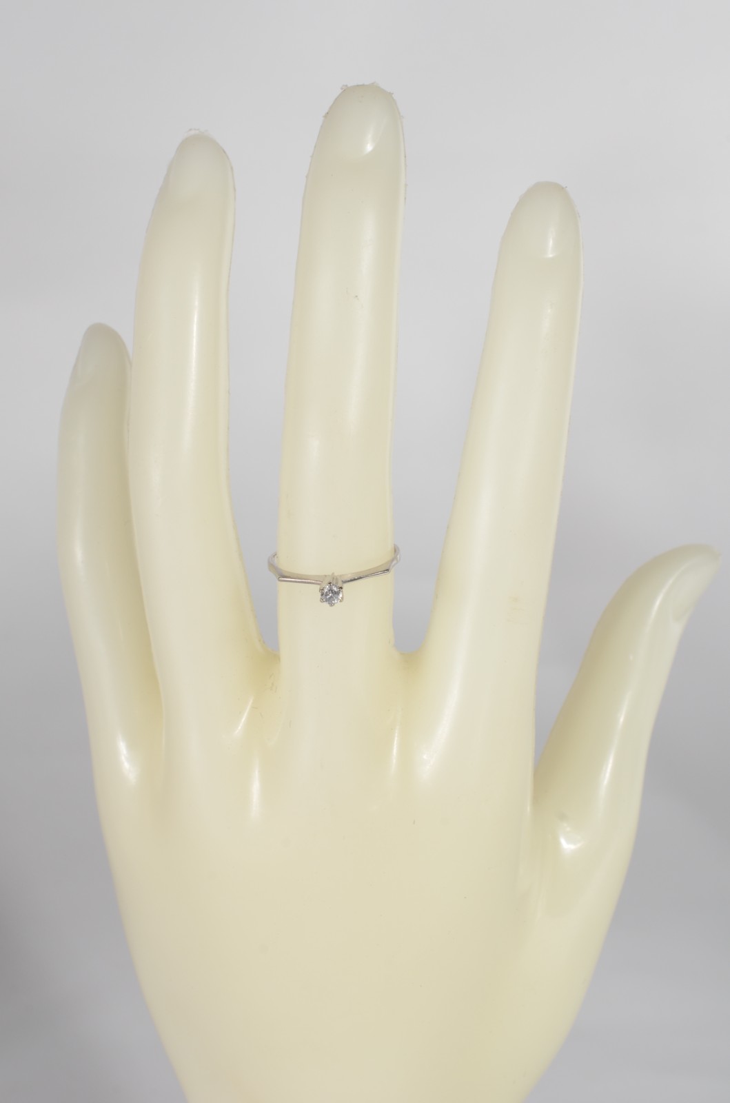 Solitário de ouro branco com um brilhante de 0,07 ct, aro 18. (Por... - foto 7 de 7