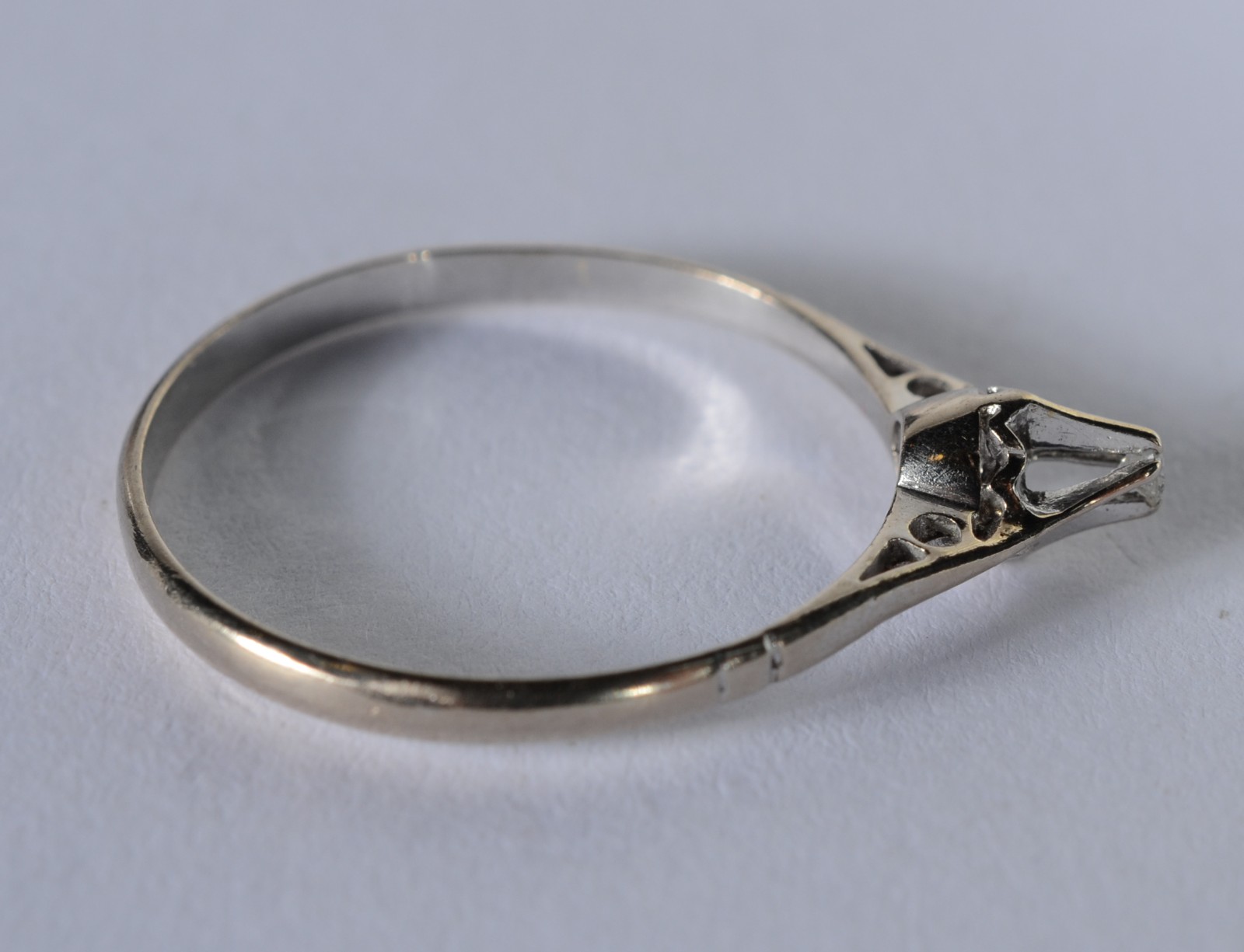 Solitário de platina com um brilhante, aro 17. (Por motivos de... - foto 4 de 6