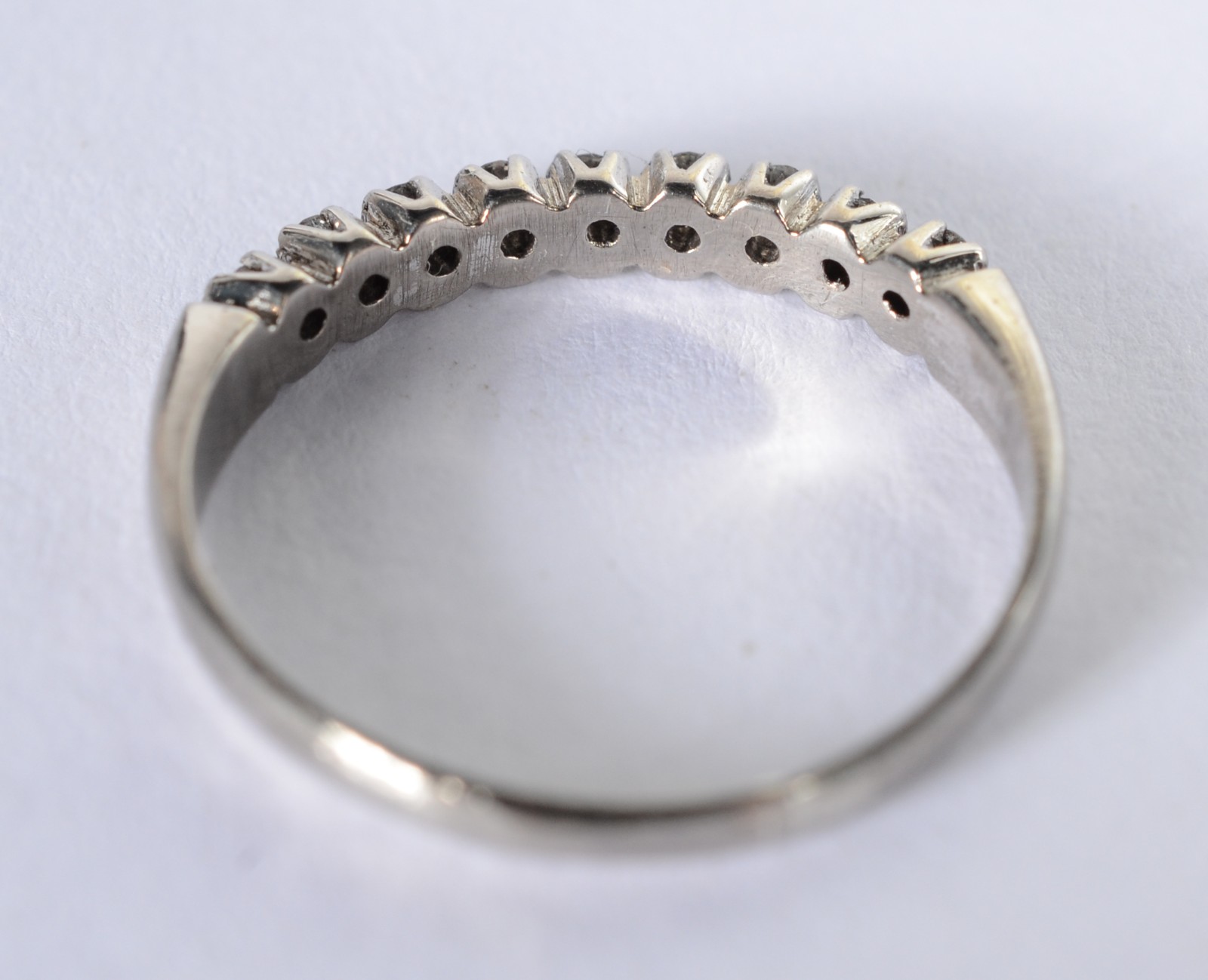 Meia aliança de ouro branco cravejada com 9 brilhantes de 0,03 ct... - foto 2 de 3