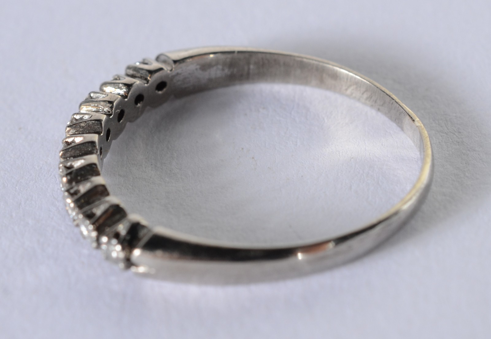 Meia aliança de ouro branco cravejada com 9 brilhantes de 0,03 ct... - foto 3 de 3