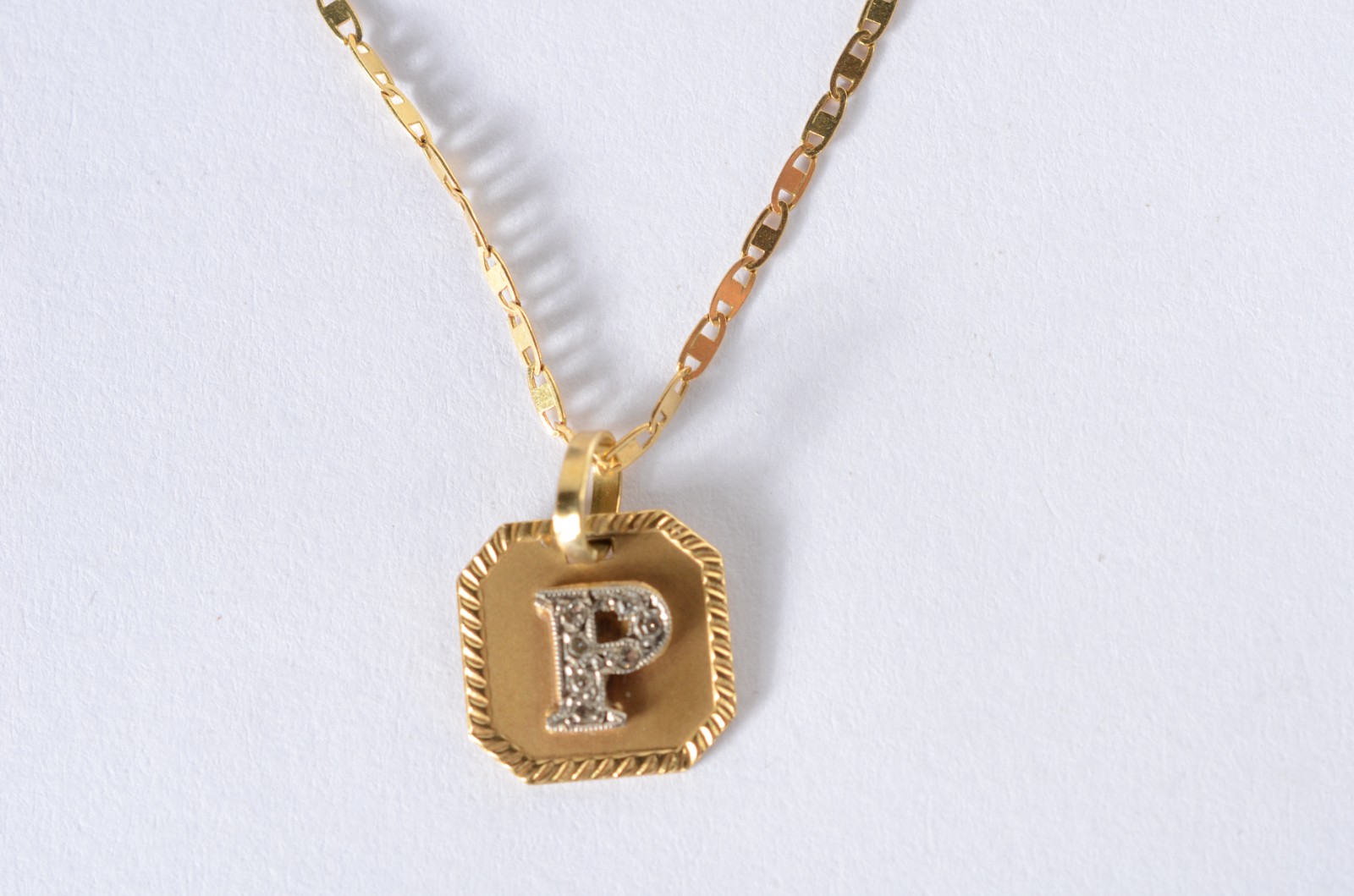 Colar de ouro 18 k., contraste 750 mls, feitio laminado e pendente... - foto 1 de 6