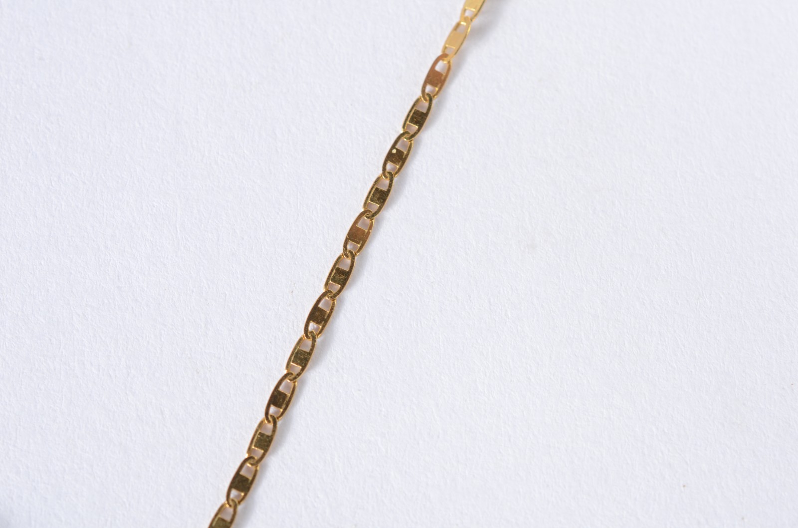 Colar de ouro 18 k., contraste 750 mls, feitio laminado e pendente... - foto 3 de 6