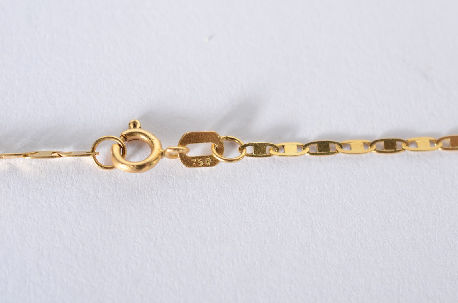 Colar de ouro 18 k., contraste 750 mls, feitio laminado e pendente... - foto 4 de 6