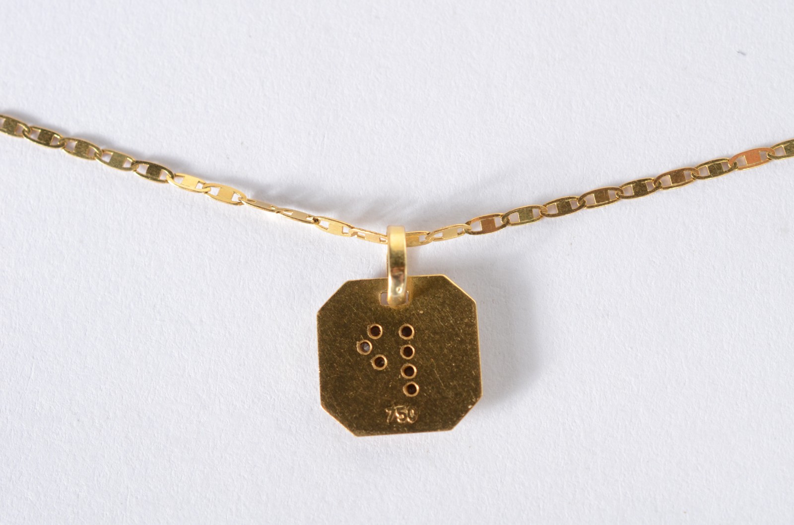 Colar de ouro 18 k., contraste 750 mls, feitio laminado e pendente... - foto 5 de 6