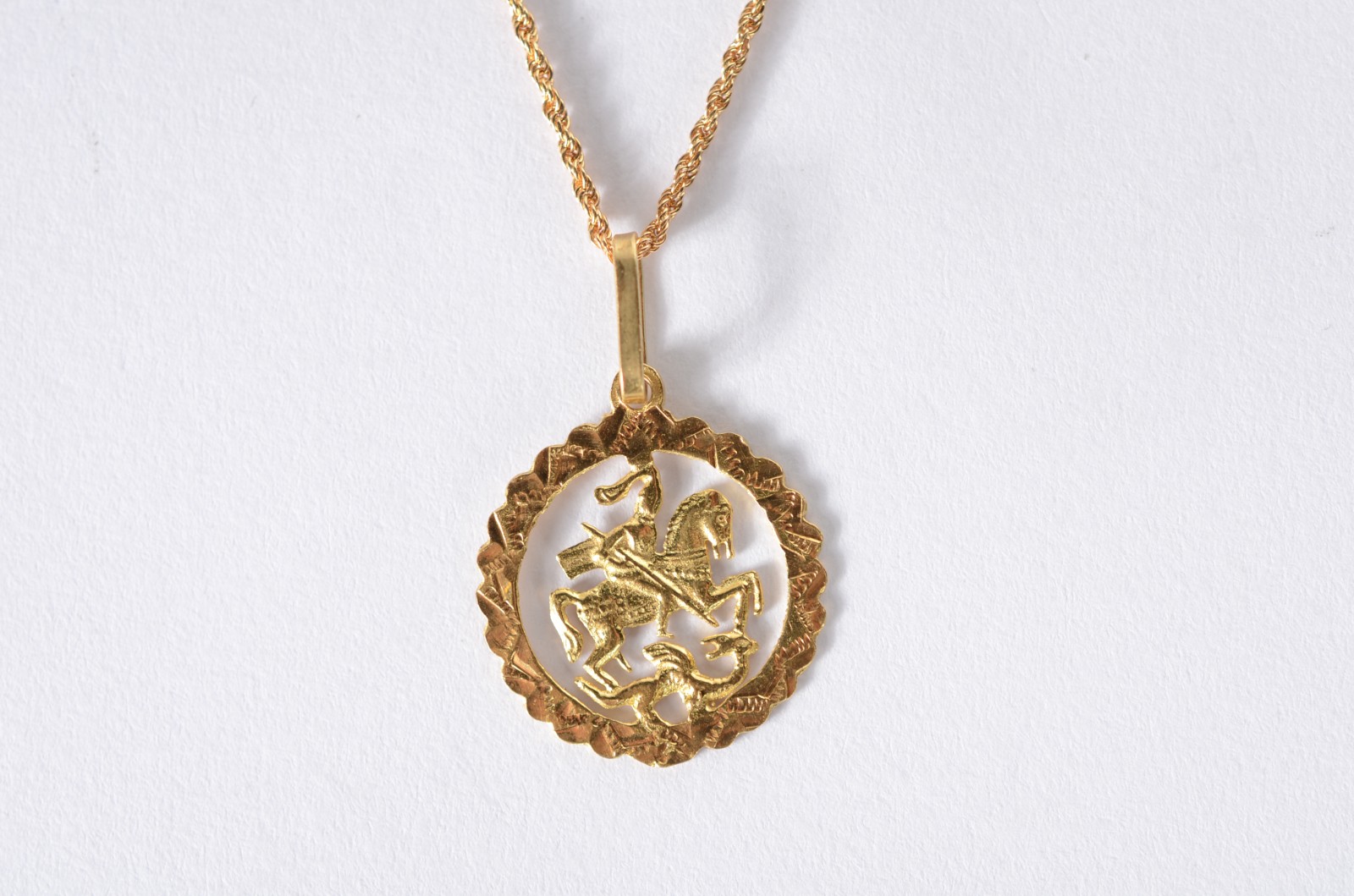 Colar de ouro 18 k., pendente de São Jorge. (Por motivos de segurança... - foto 1 de 7