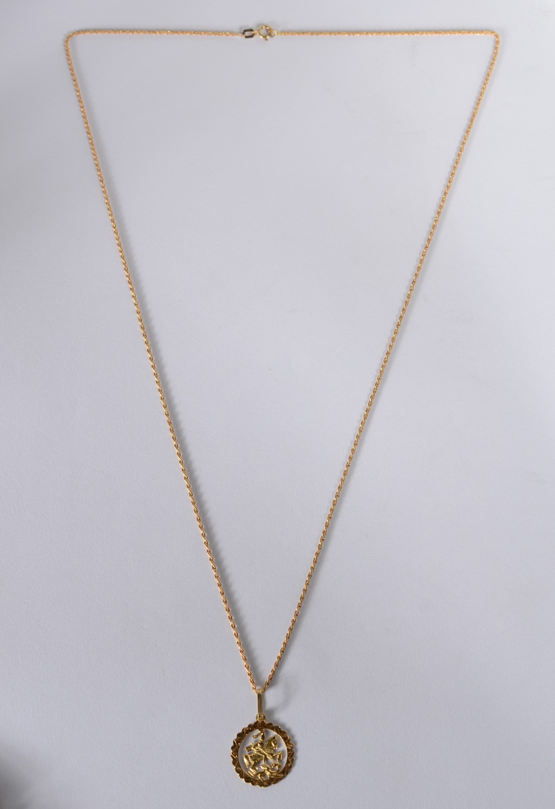 Colar de ouro 18 k., pendente de São Jorge. (Por motivos de segurança... - foto 2 de 7