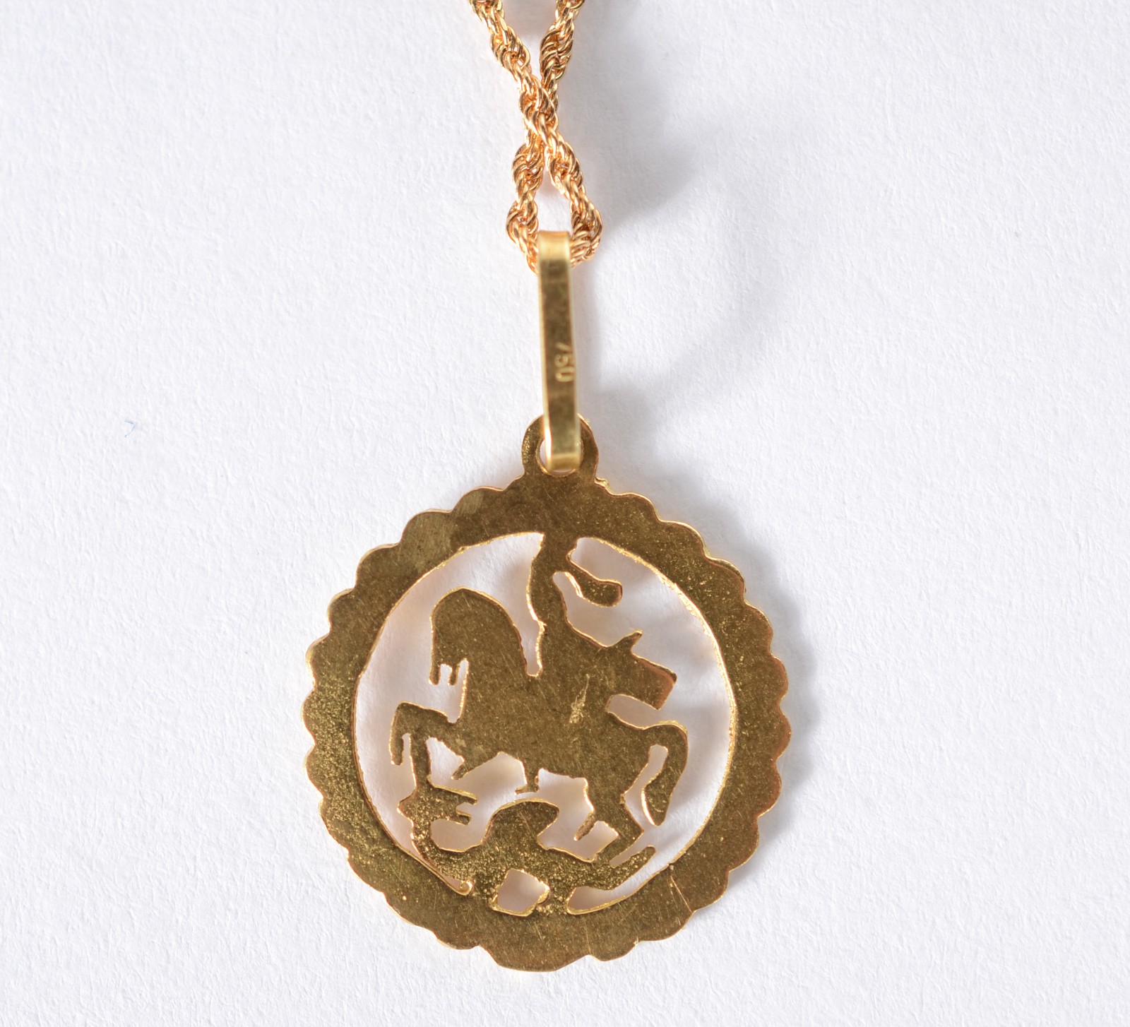 Colar de ouro 18 k., pendente de São Jorge. (Por motivos de segurança... - foto 5 de 7