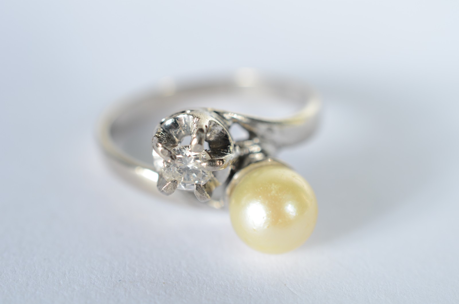 Anel de ouro branco Romeu e Julieta com um brilhante de 0,20 ct e... - foto 1 de 6