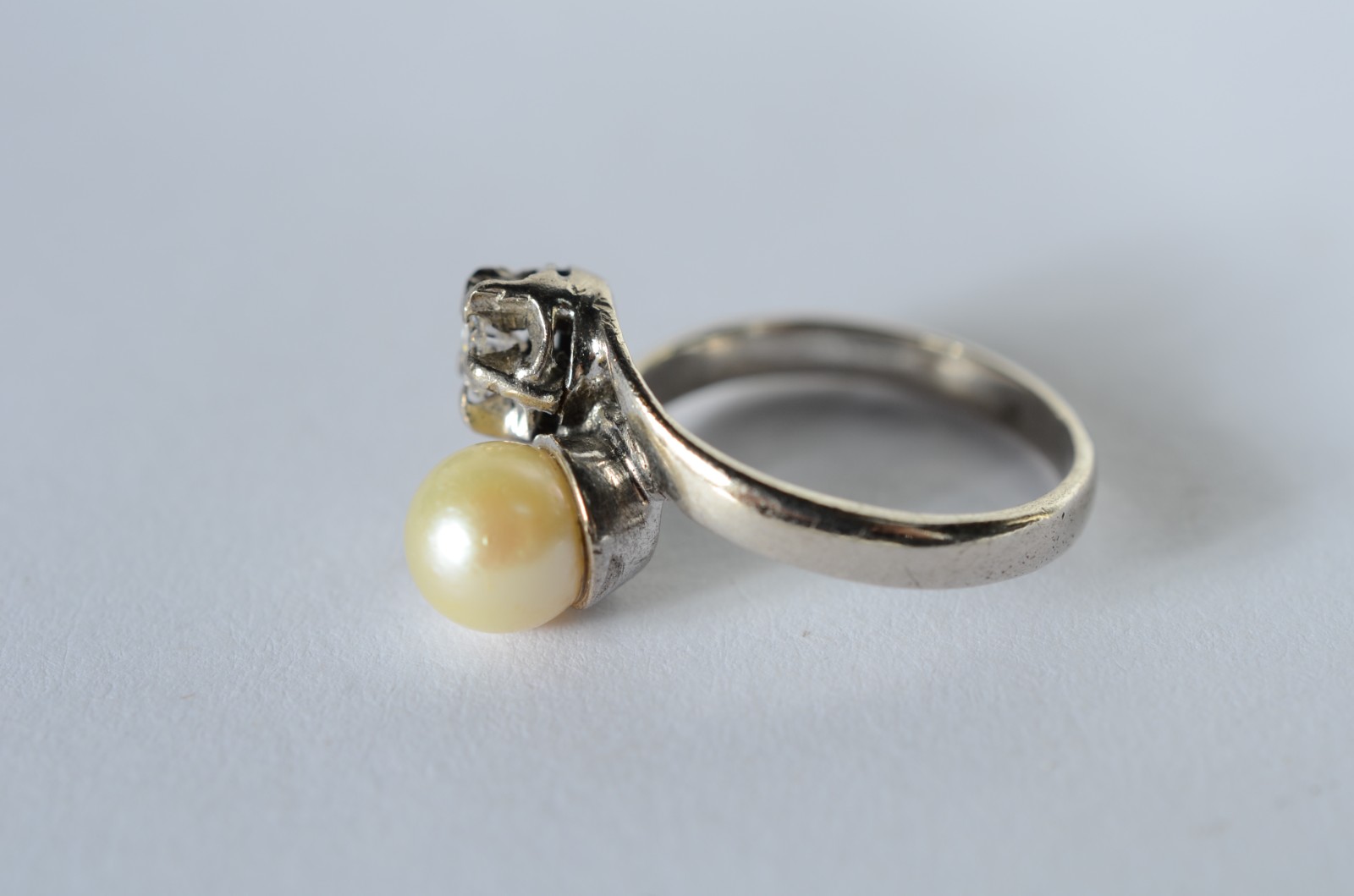 Anel de ouro branco Romeu e Julieta com um brilhante de 0,20 ct e... - foto 4 de 6