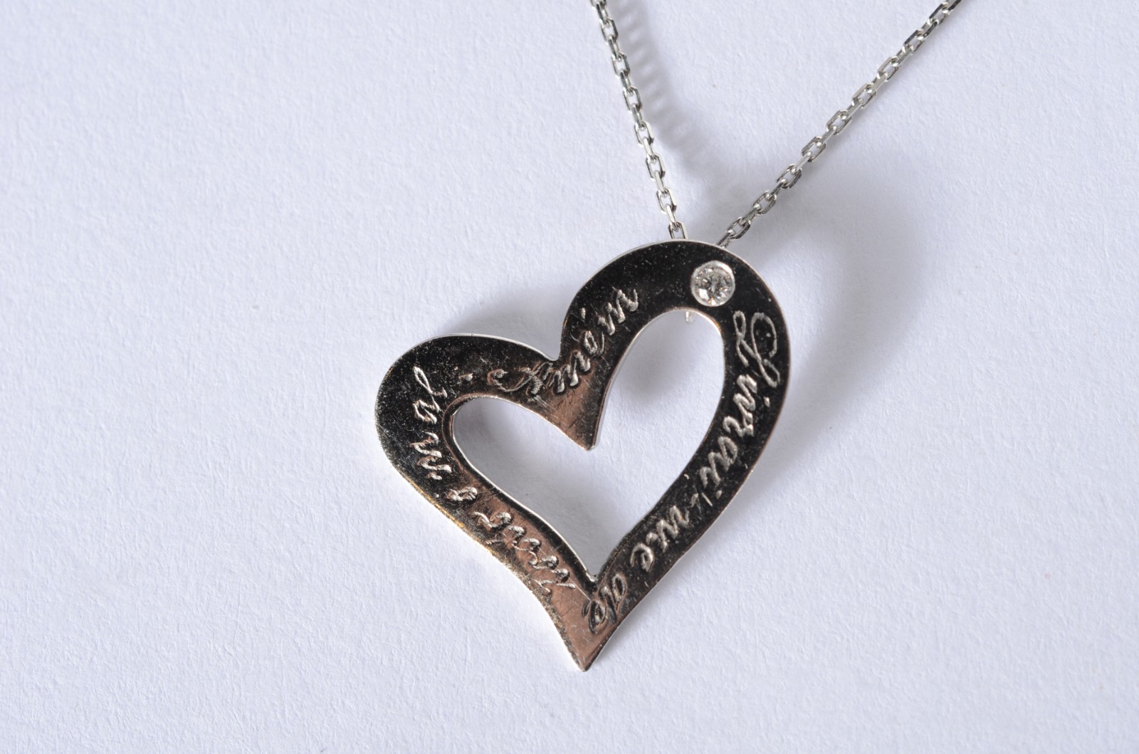 Colar de ouro branco com pendente na forma de coração. (Por motivos... - foto 1 de 7