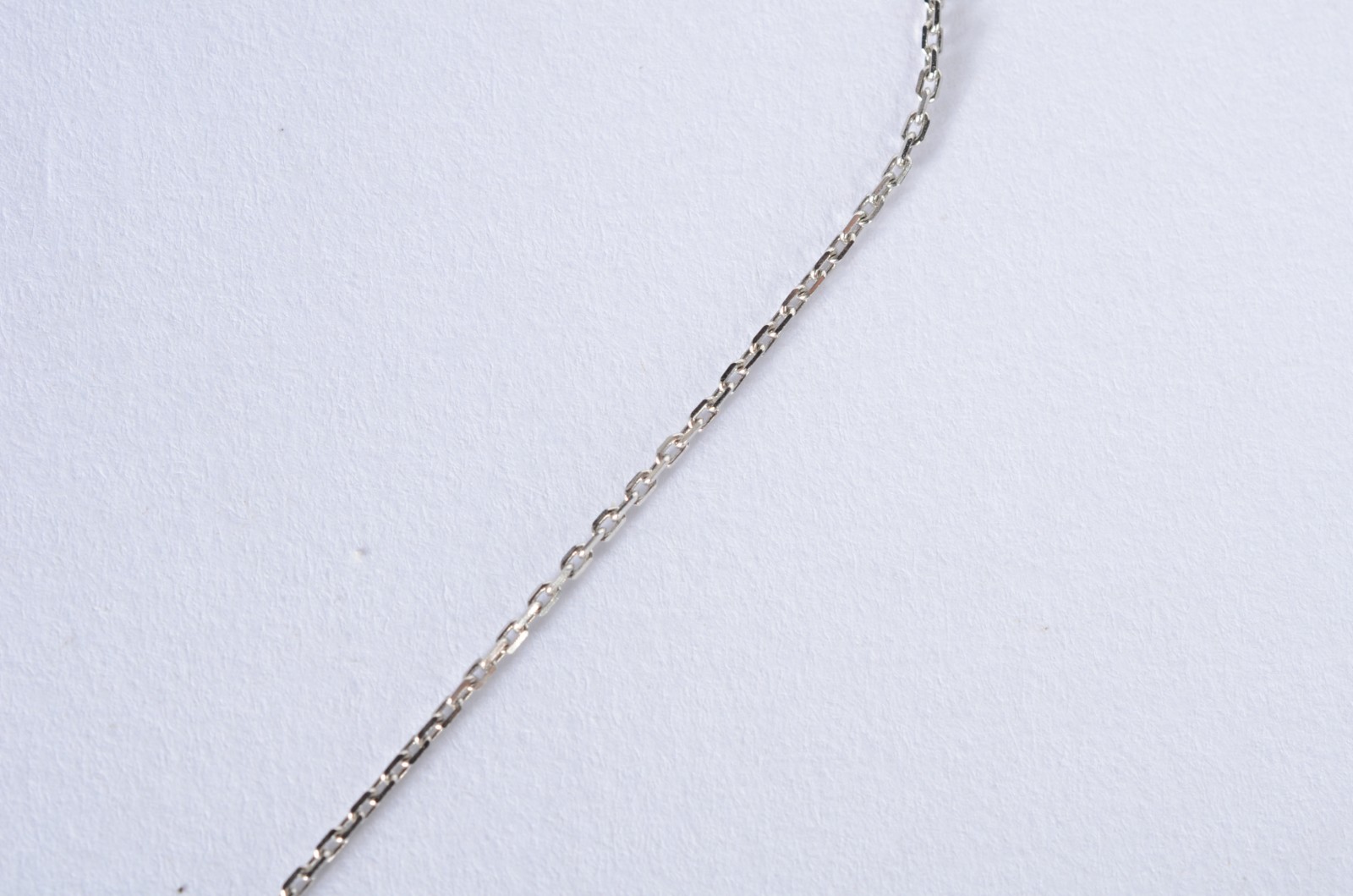 Colar de ouro branco com pendente na forma de coração. (Por motivos... - foto 2 de 7