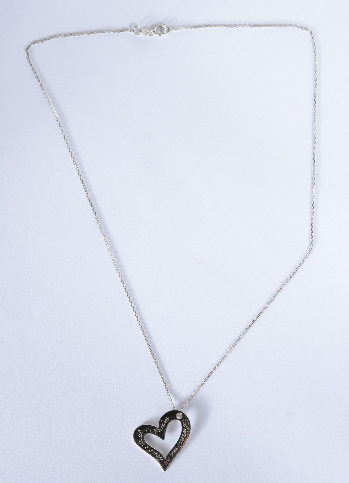 Colar de ouro branco com pendente na forma de coração. (Por motivos... - foto 3 de 7