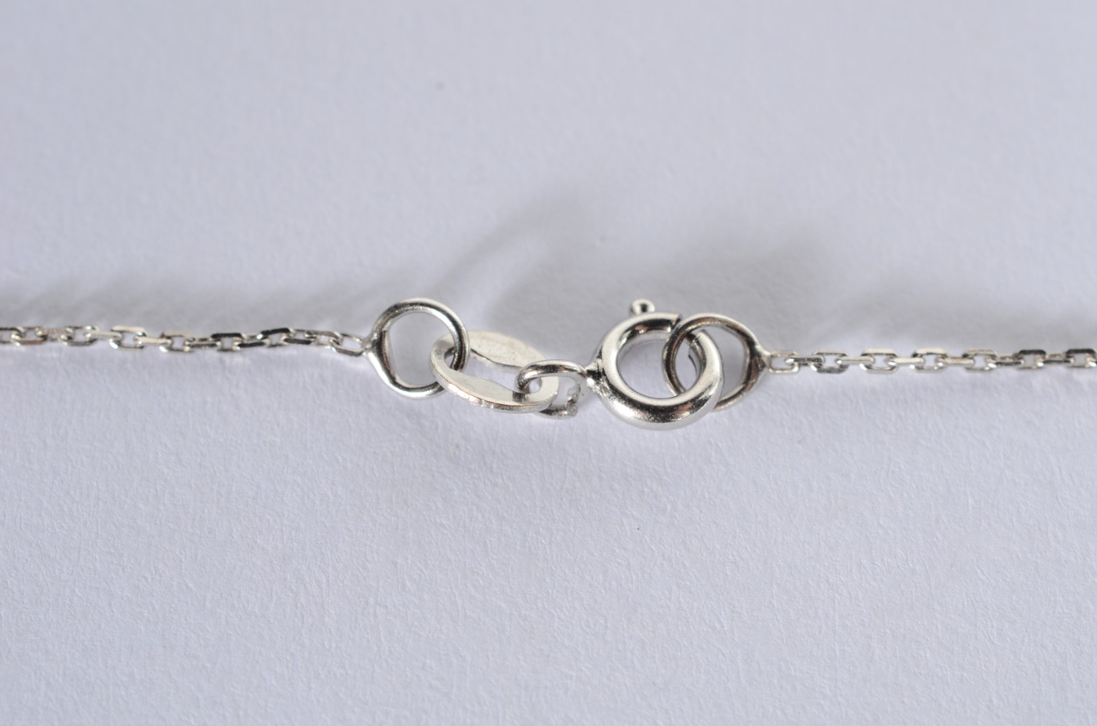 Colar de ouro branco com pendente na forma de coração. (Por motivos... - foto 4 de 7