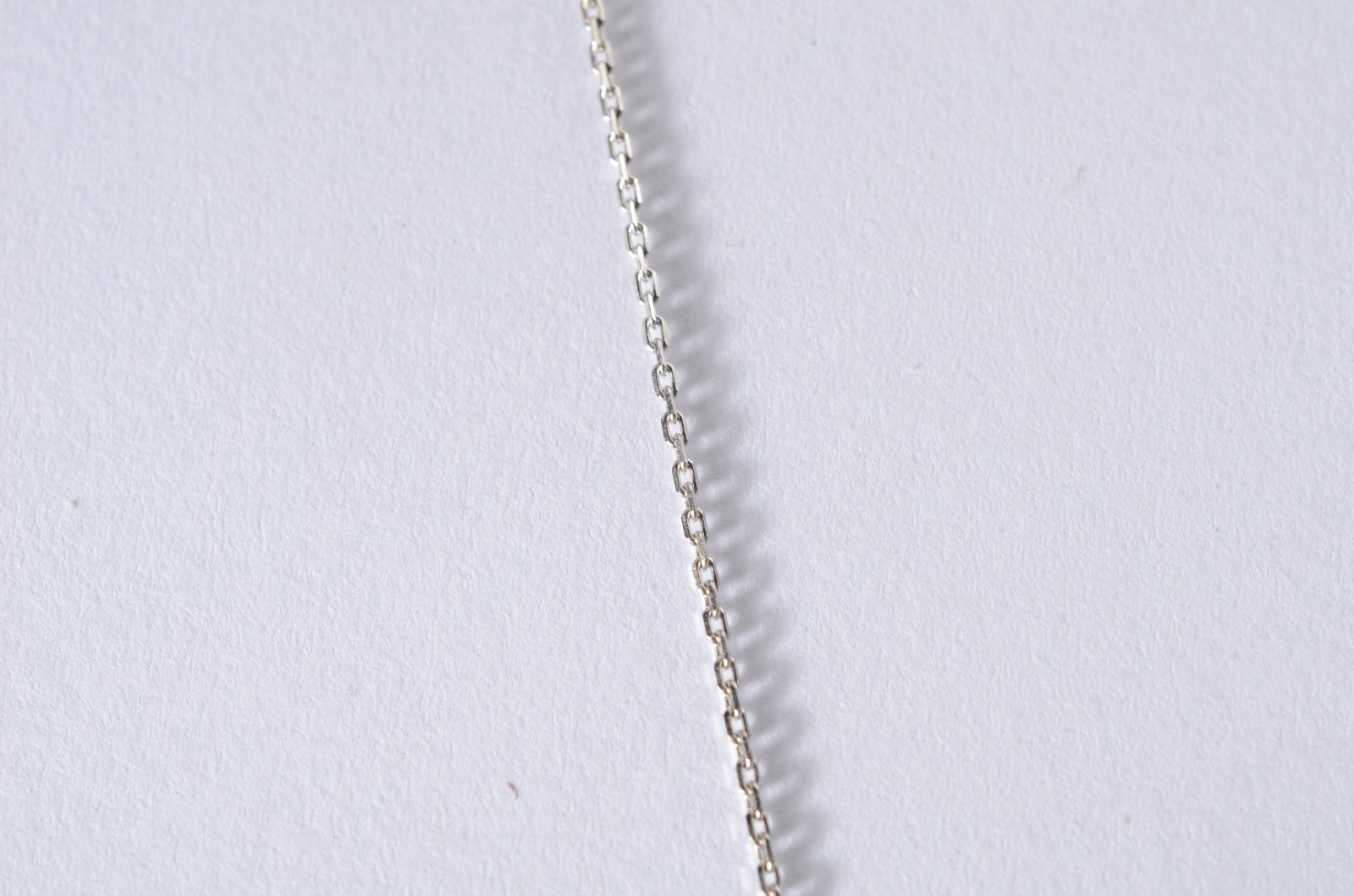 Colar de ouro branco com pendente na forma de coração. (Por motivos... - foto 5 de 7