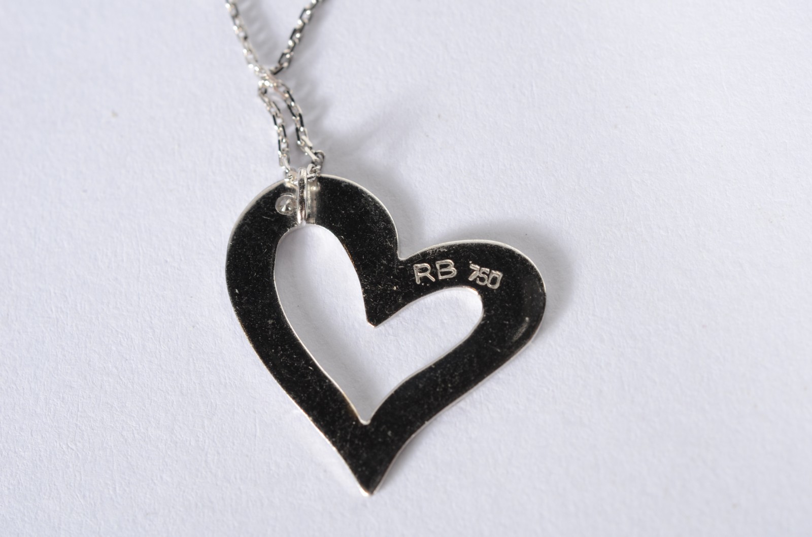Colar de ouro branco com pendente na forma de coração. (Por motivos... - foto 6 de 7