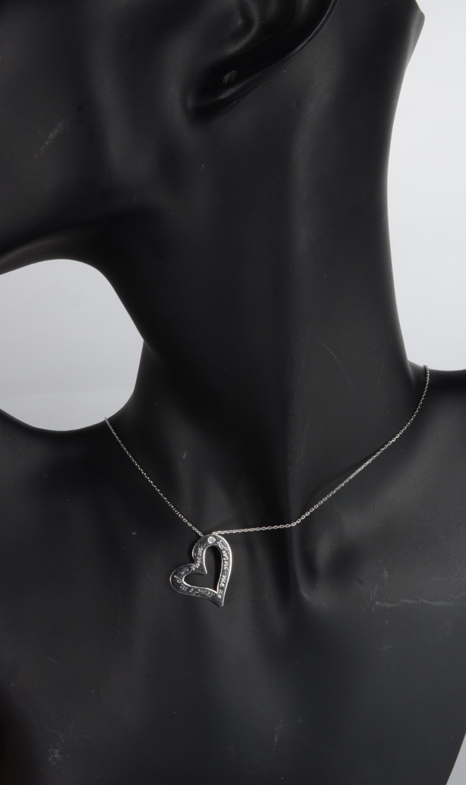 Colar de ouro branco com pendente na forma de coração. (Por motivos... - foto 7 de 7