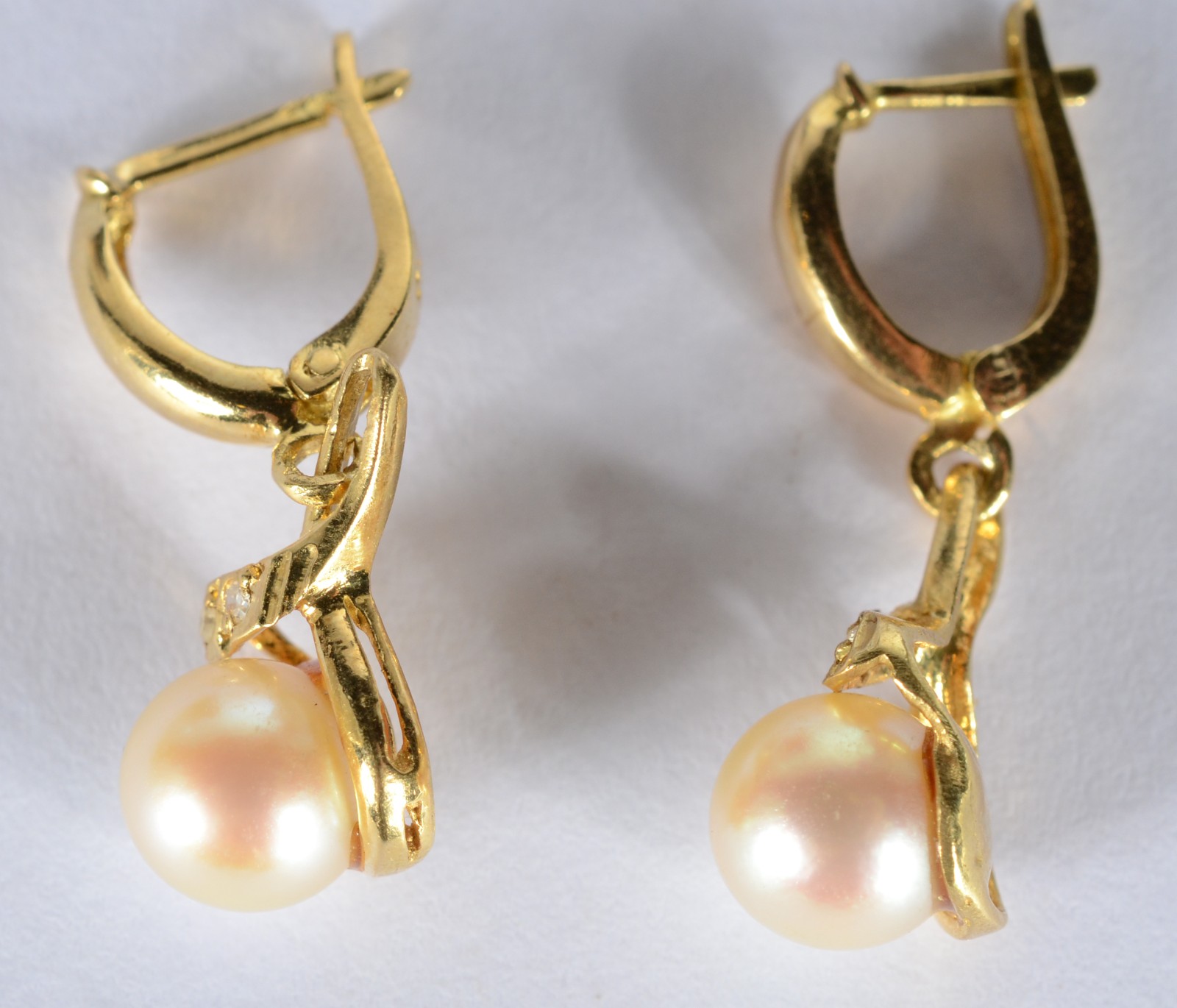Par de brincos de ouro 18 k., contraste 750 mls com 2 perolas. (Por... - foto 3 de 5