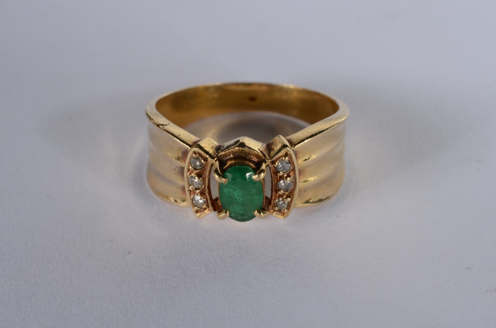 Anel de ouro 18 k., contraste 750 mls com esmeralda e 6 brilhantes... - foto 1 de 6