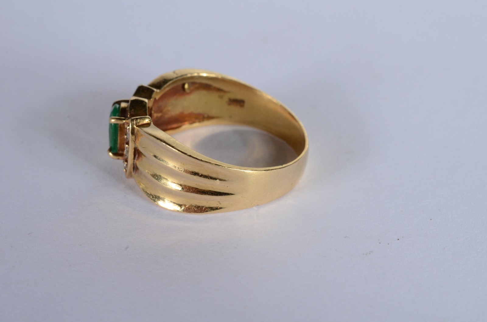 Anel de ouro 18 k., contraste 750 mls com esmeralda e 6 brilhantes... - foto 3 de 6