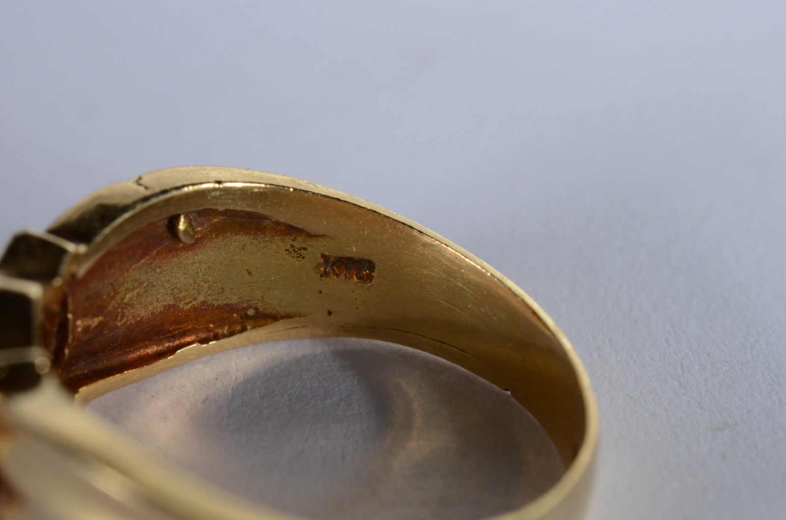 Anel de ouro 18 k., contraste 750 mls com esmeralda e 6 brilhantes... - foto 4 de 6