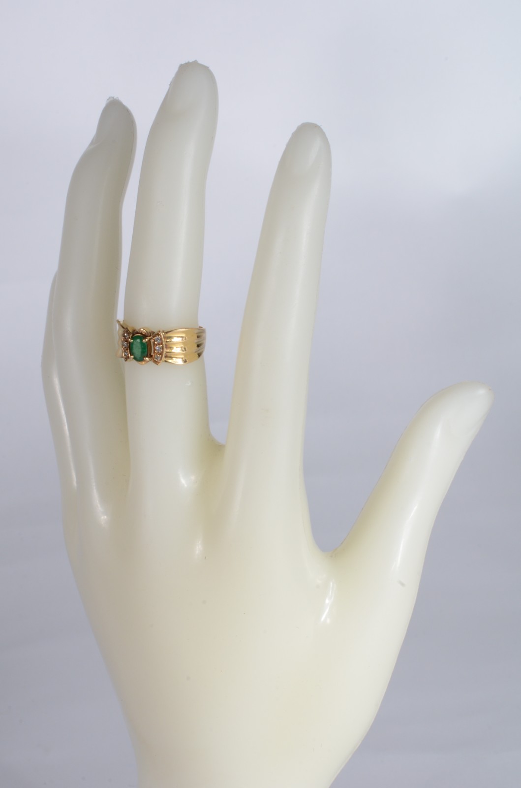 Anel de ouro 18 k., contraste 750 mls com esmeralda e 6 brilhantes... - foto 5 de 6