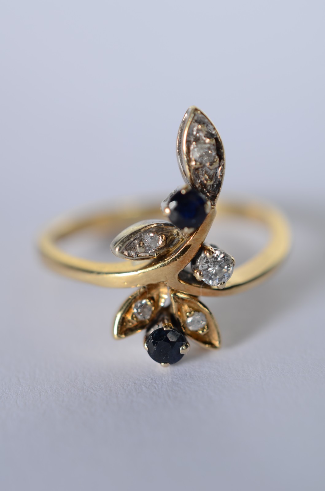 Anel de ouro 18 k., na forma de ramo cravejado com brilhantes e... - foto 1 de 4