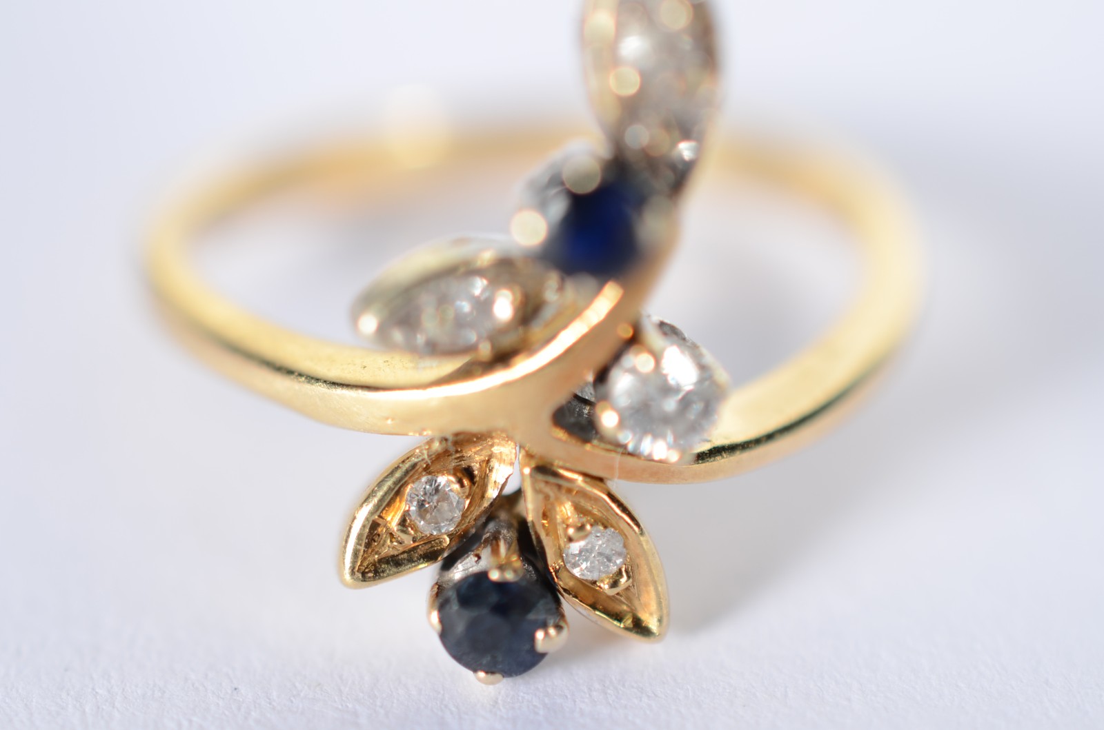 Anel de ouro 18 k., na forma de ramo cravejado com brilhantes e... - foto 2 de 4