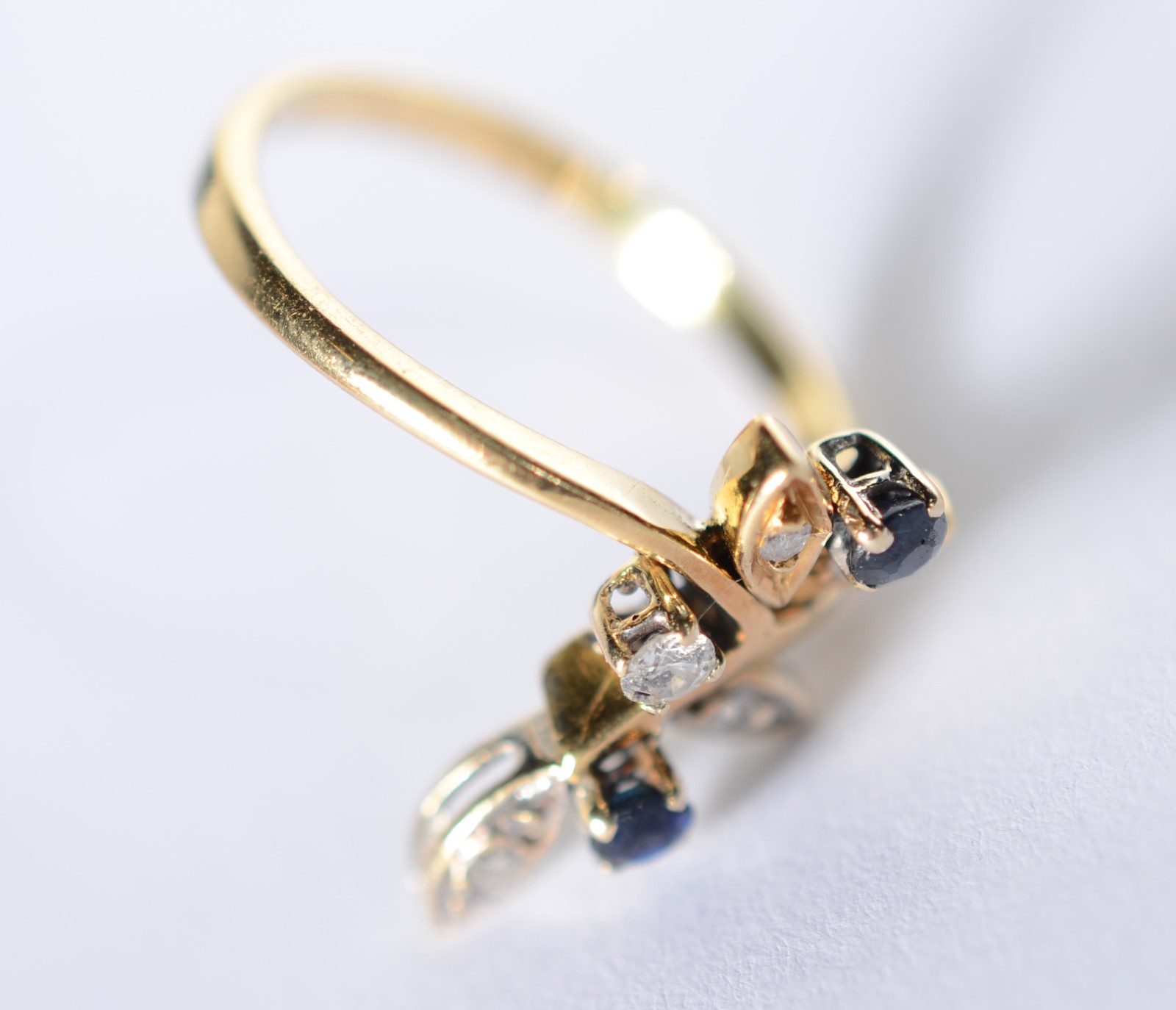 Anel de ouro 18 k., na forma de ramo cravejado com brilhantes e... - foto 3 de 4
