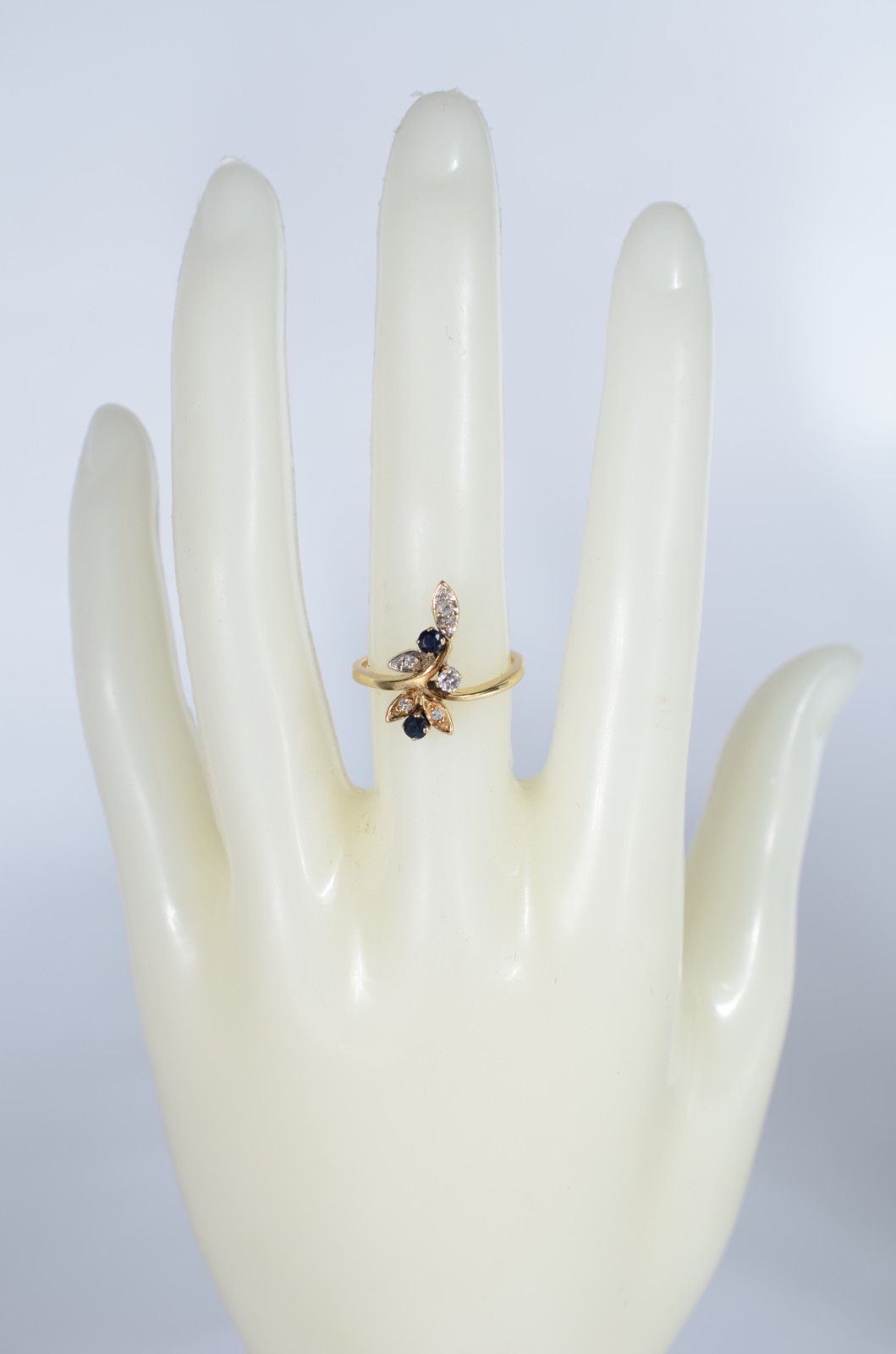 Anel de ouro 18 k., na forma de ramo cravejado com brilhantes e... - foto 4 de 4
