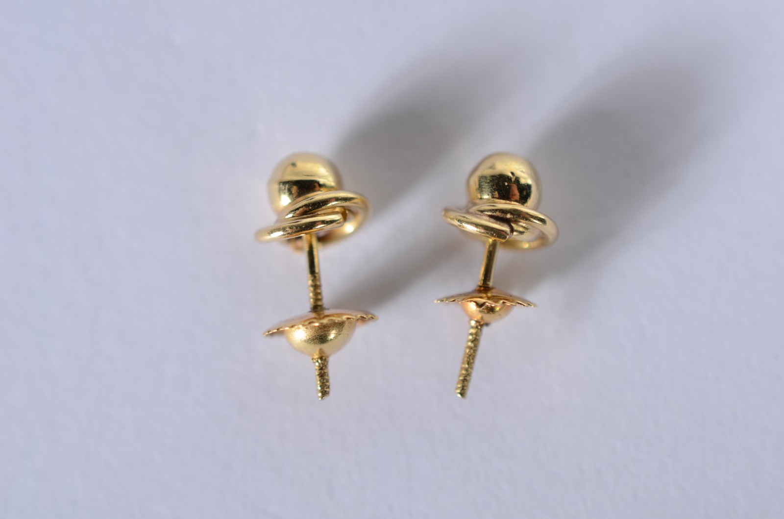 Par de brincos de ouro 18 k., contraste 750 na forma de "bola". (Por... - foto 1 de 3
