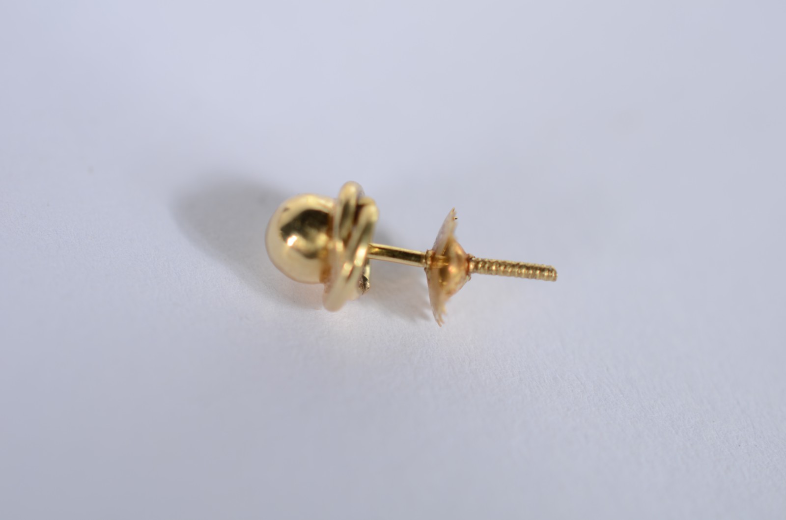 Par de brincos de ouro 18 k., contraste 750 na forma de "bola". (Por... - foto 2 de 3