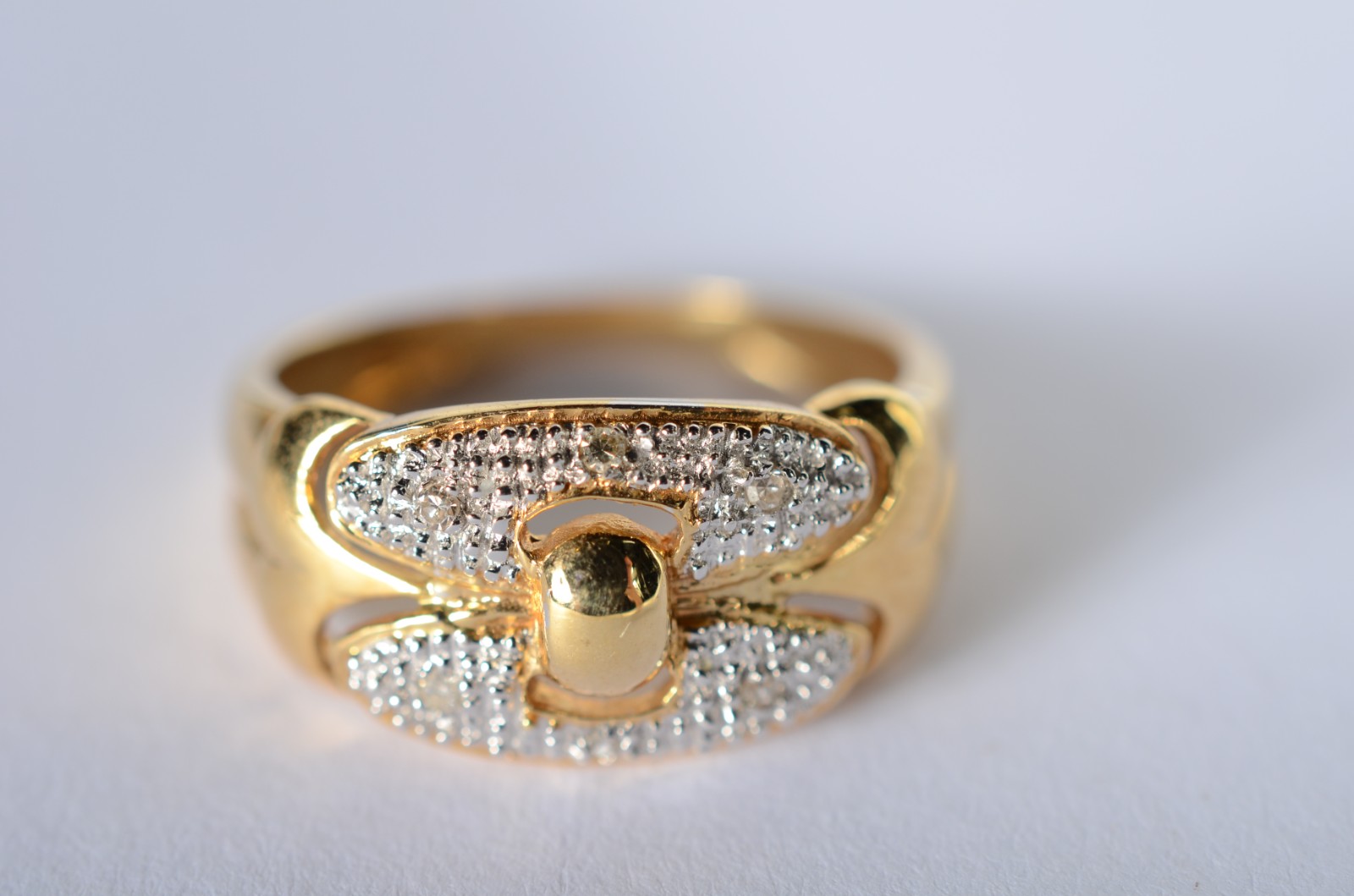 Anel de ouro 18 k., contraste 750 mls, cravejado com mini brilhantes... - foto 1 de 6