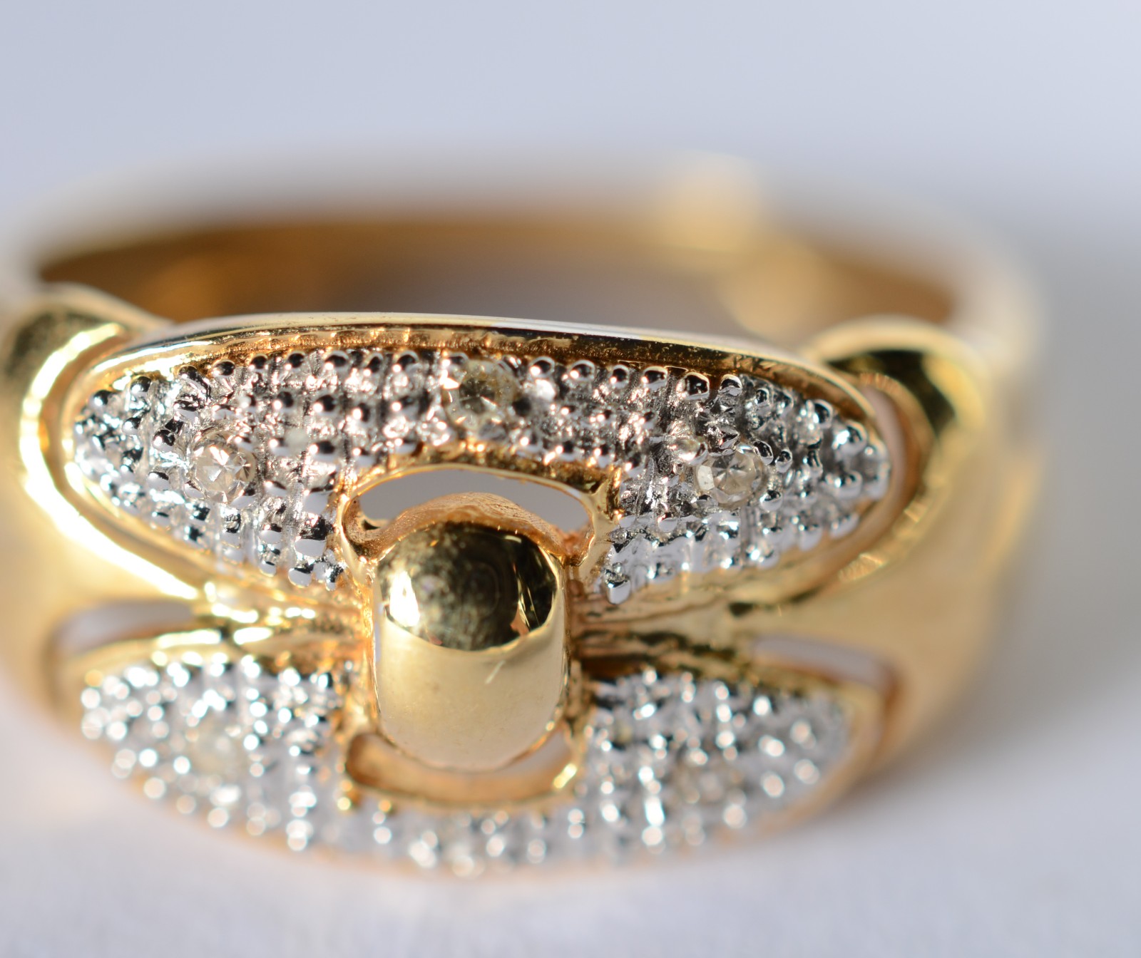 Anel de ouro 18 k., contraste 750 mls, cravejado com mini brilhantes... - foto 2 de 6