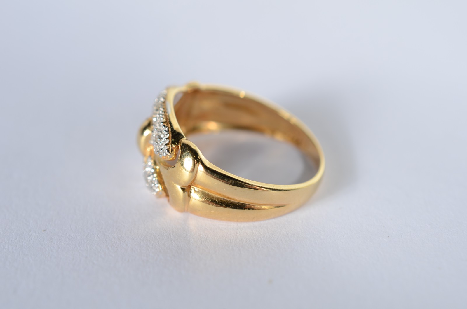 Anel de ouro 18 k., contraste 750 mls, cravejado com mini brilhantes... - foto 3 de 6