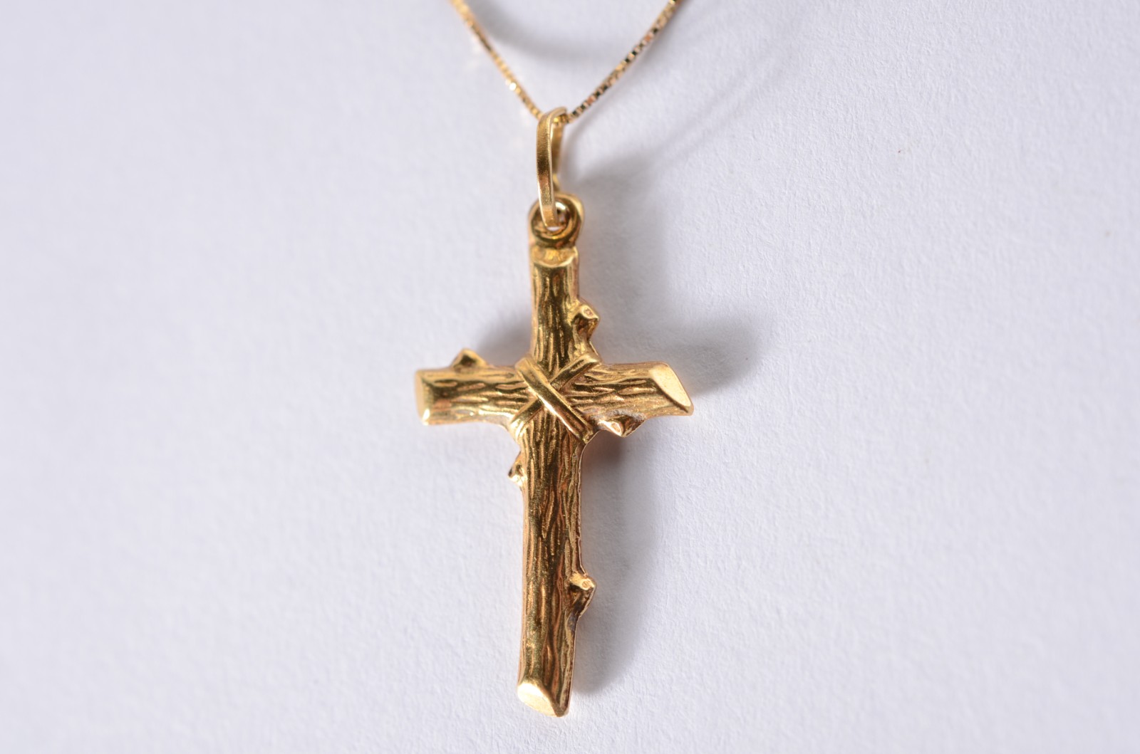 Colar de ouro 18 k., contraste 750 mls com crucifixo. (Por motivos de... - foto 1 de 6