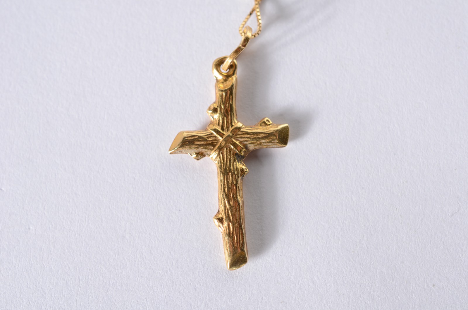 Colar de ouro 18 k., contraste 750 mls com crucifixo. (Por motivos de... - foto 3 de 6