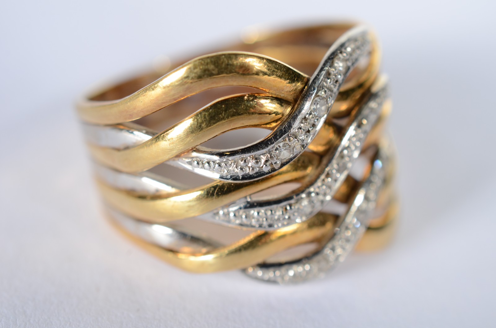 Anel de ouro 18 k., contraste 750 mls, entrelaçado e cravejado com... - foto 2 de 6