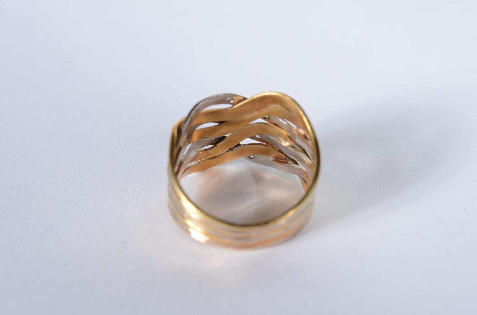 Anel de ouro 18 k., contraste 750 mls, entrelaçado e cravejado com... - foto 3 de 6