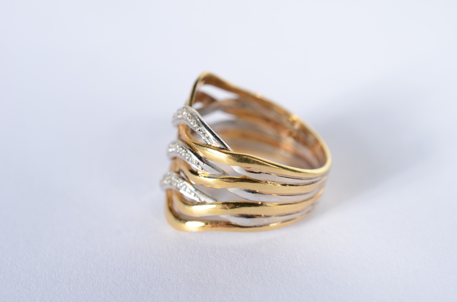 Anel de ouro 18 k., contraste 750 mls, entrelaçado e cravejado com... - foto 4 de 6