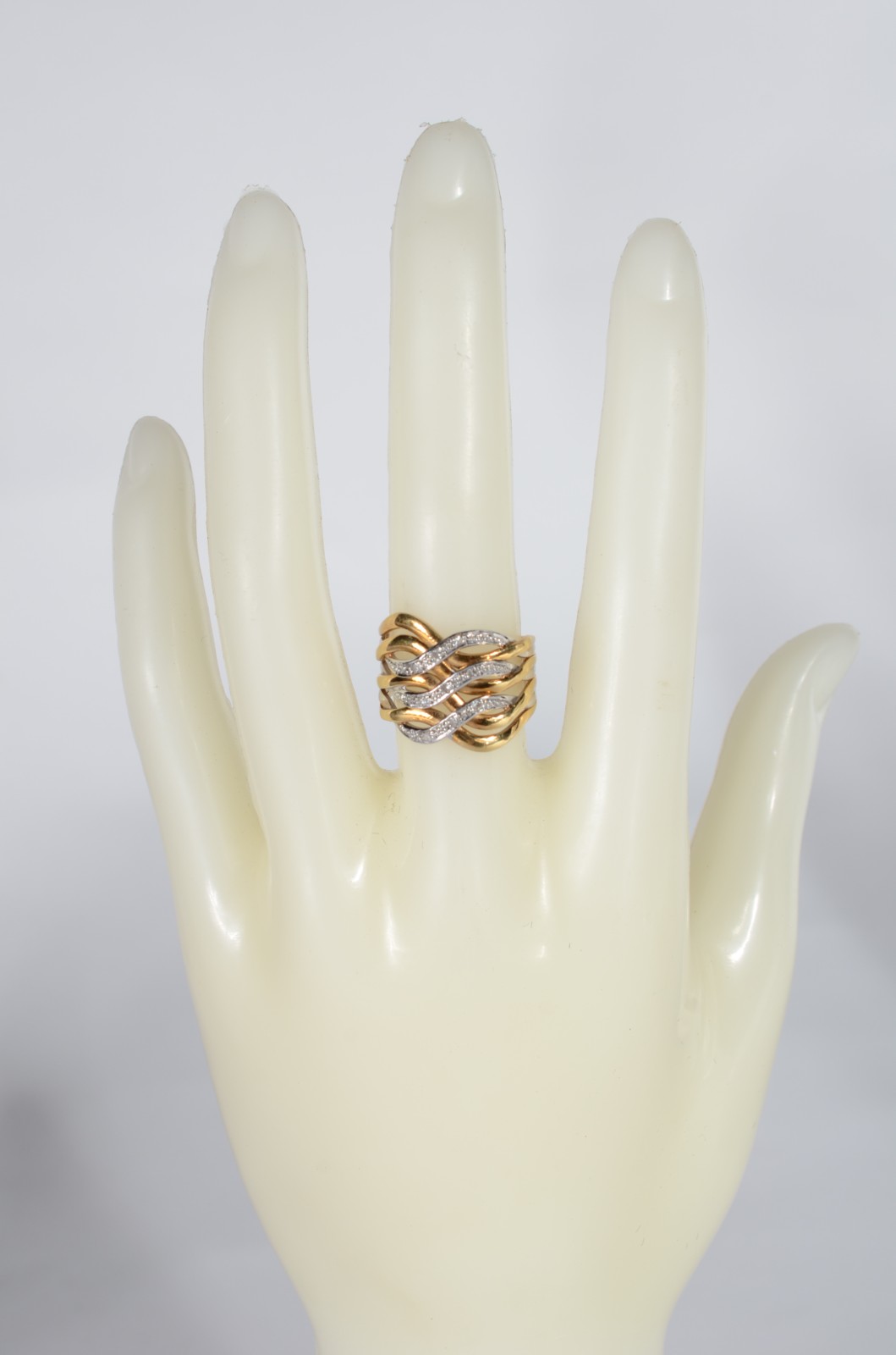 Anel de ouro 18 k., contraste 750 mls, entrelaçado e cravejado com... - foto 5 de 6