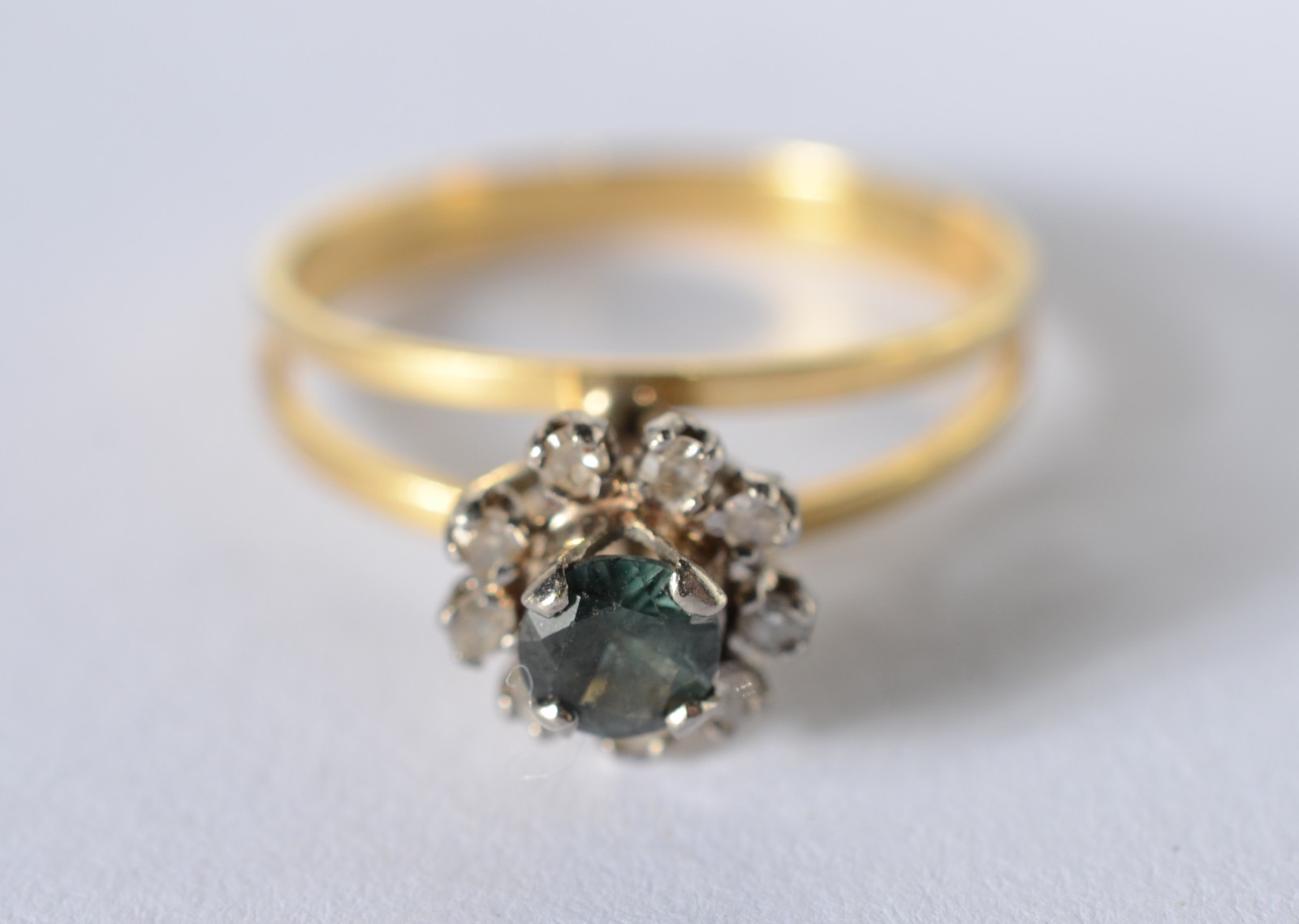 Anel de ouro 18 k., feitio chuveiro, contraste 750 mls cravejado com... - foto 1 de 7
