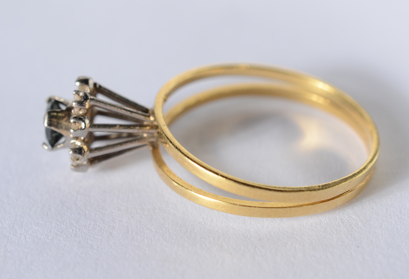 Anel de ouro 18 k., feitio chuveiro, contraste 750 mls cravejado com... - foto 4 de 7