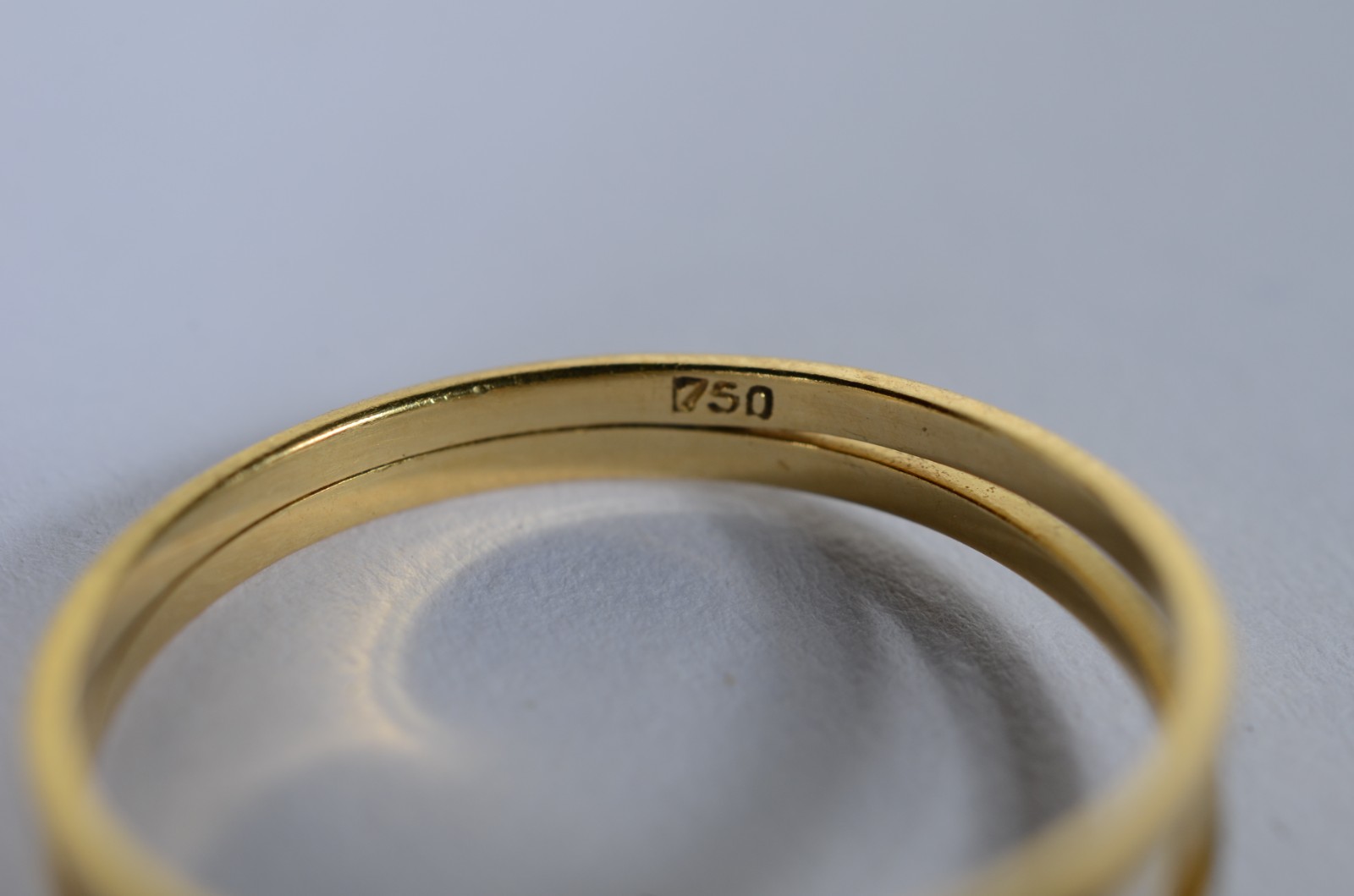 Anel de ouro 18 k., feitio chuveiro, contraste 750 mls cravejado com... - foto 7 de 7