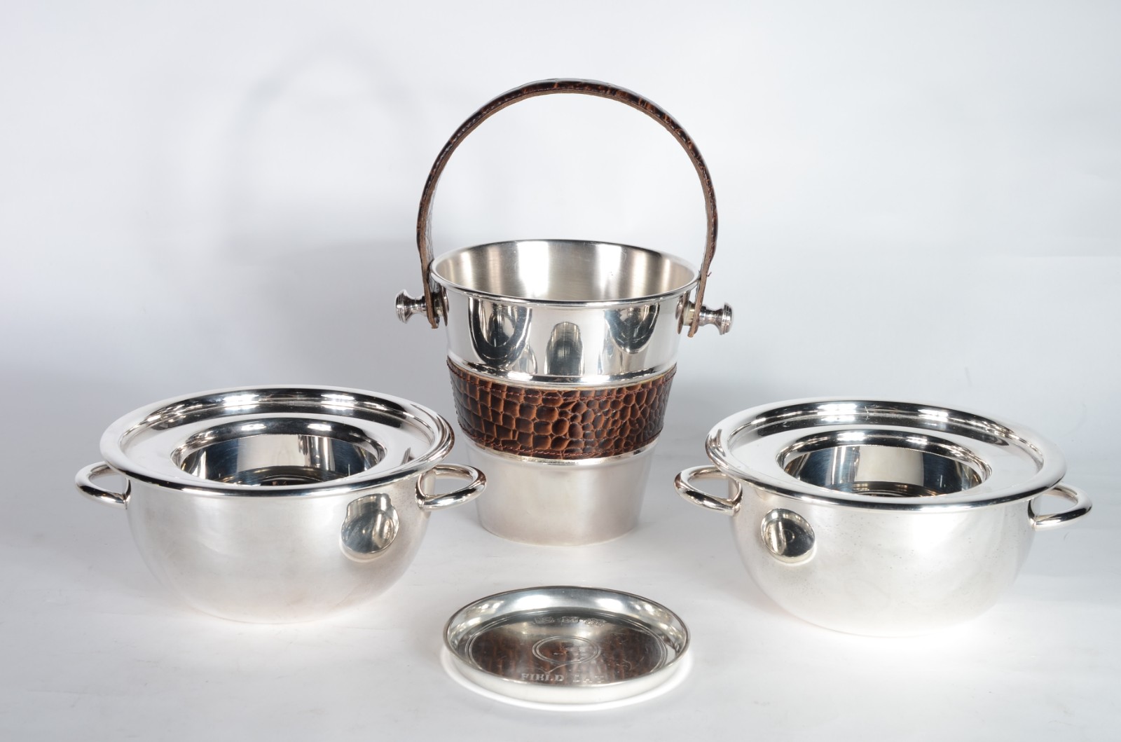 Três peças diversas, sendo: 2 porta caviar de metal prateado (faltam... - foto 1 de 8