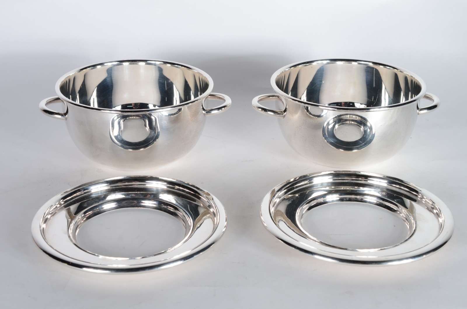 Três peças diversas, sendo: 2 porta caviar de metal prateado (faltam... - foto 3 de 8