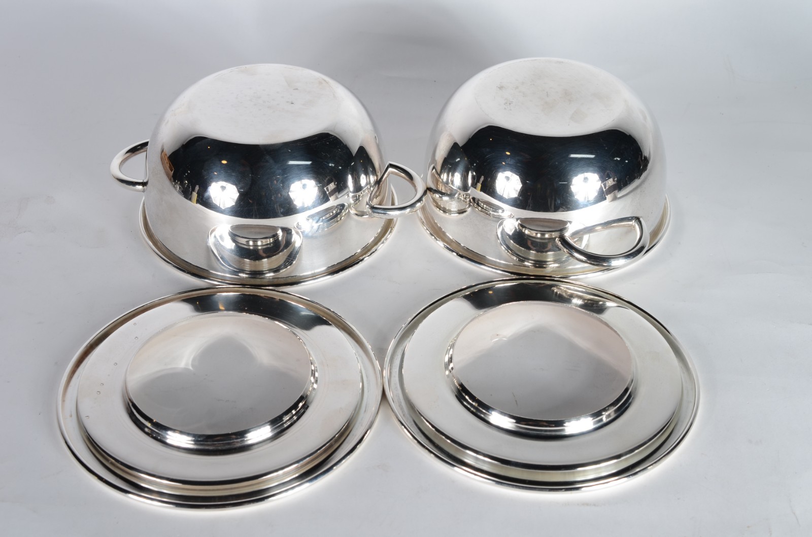 Três peças diversas, sendo: 2 porta caviar de metal prateado (faltam... - foto 4 de 8