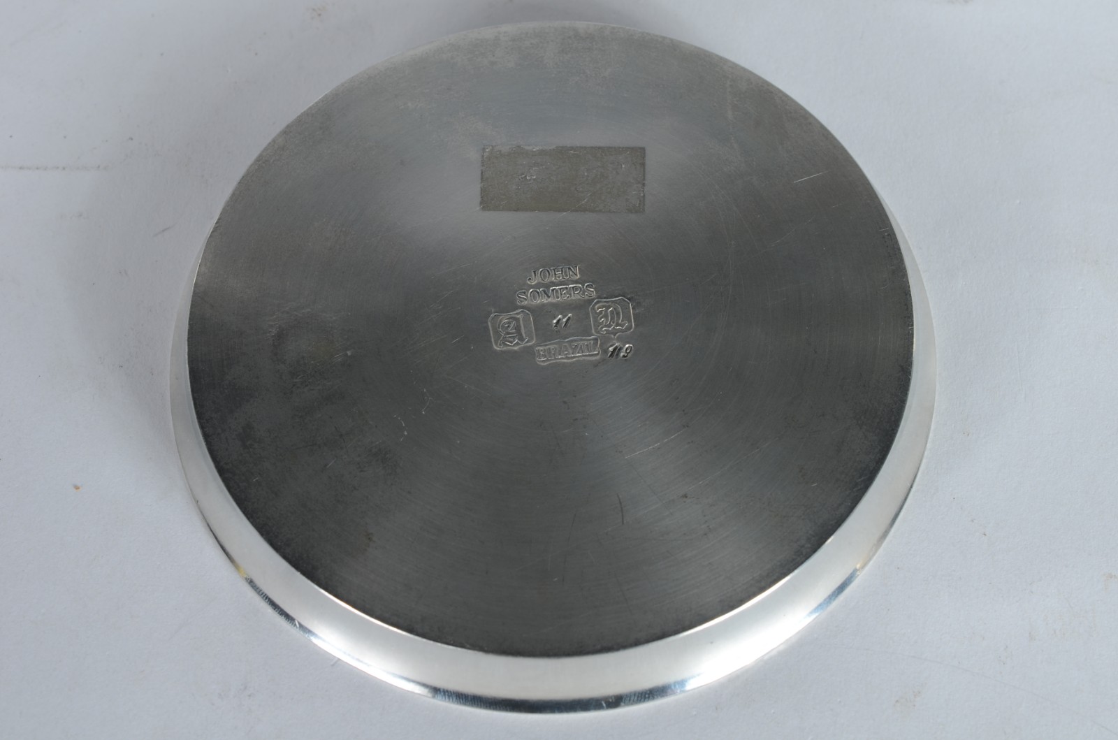Três peças diversas, sendo: 2 porta caviar de metal prateado (faltam... - foto 5 de 8