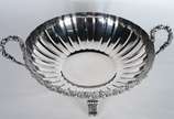 Fruteira de metal prateado com alças laterais. - Fruteira de metal prateado com alças laterais.