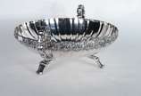Fruteira de metal prateado com alças laterais. - Fruteira de metal prateado com alças laterais.