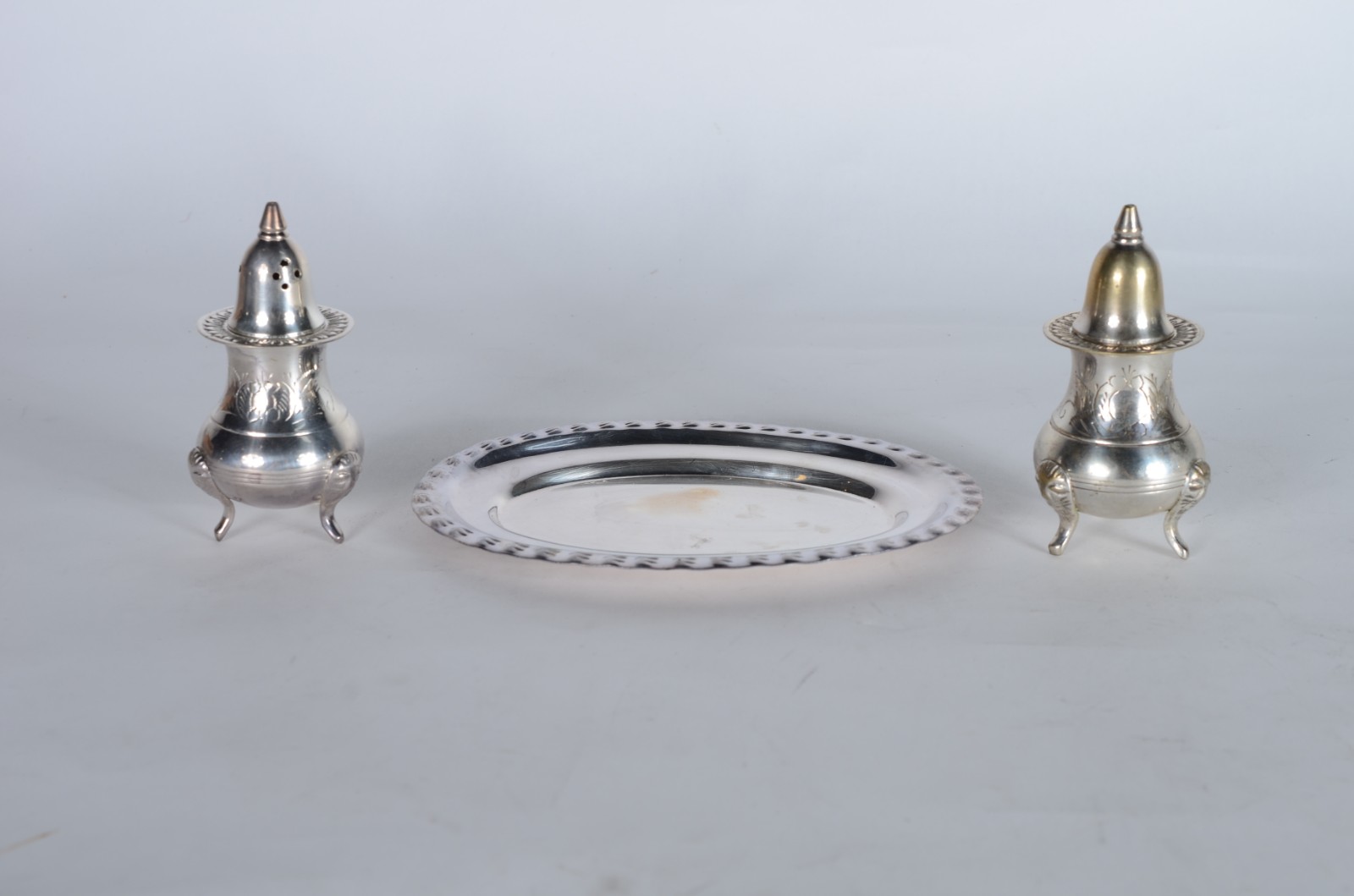 Diversas peças de metal prateado, sendo: cachepot, 2 salvas, 7 porta... - foto 4 de 11